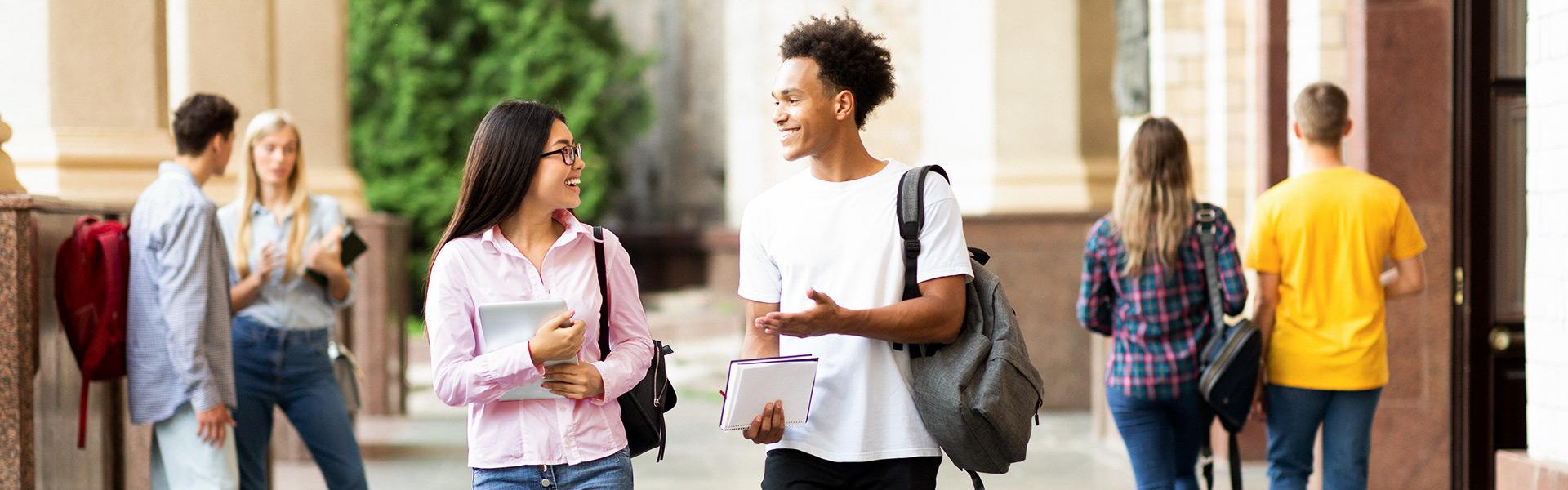 一群学生走在大学校园里